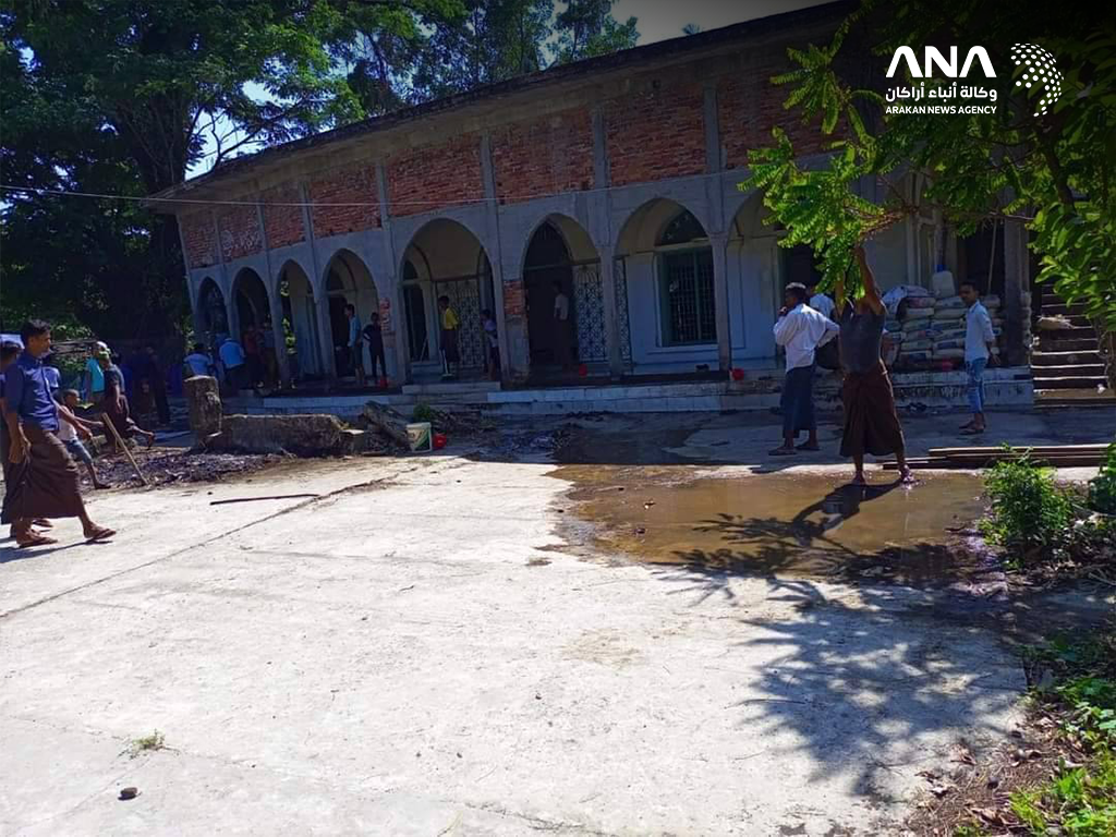 سكان من الروهينجا خلال عملية تنظيف وترميم المسجد التاريخي عند السماح بفتحه في أبريل 2024 (صورة: ANA)