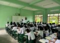 الطلاب يتلقون حصة دراسية داخل مدرسة في "مونغدو" بولاية أراكان غربي ميانمار (صورة: مواقع التواصل)