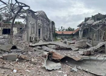 آثار الدمار جراء استهداف دير للنازحين في غارة جوية بولاية ساجينغ (صورة: مواقع التواصل)