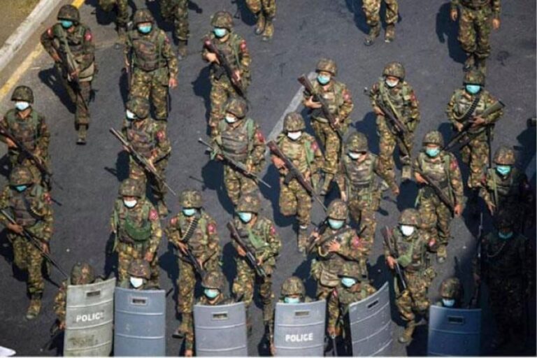 عدد من جنود جيش ميانمار أثناء تنفيذ إحدى المهام الأمنية (صورة: مواقع التواصل)