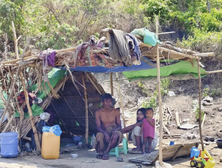 أسرة نازحة داخلياً في ولاية أراكان غربي ميانمار (صورة:The Irrawaddy)
