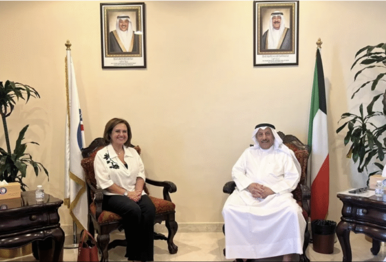 رئيس الهلال الأحمر الكويتي خالد المغامس وممثلة مفوضية اللاجئين في الكويت نسرين ربيعان (صورة: Kuwait Times)