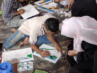 "نادي الروهينجا الفني" أداة اللاجئين للتعافي وتوثيق الإبادة 1 جانب من نشاط الرسم داخل نادي الروهينجا الفني بمخيمات بنغلادش (صورة: نادي الروهينجا الفني)