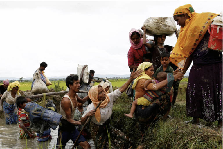 فرار الروهينجا من أراكان جراء الإبادة باتجاه حدود بنغلادش في 2017 (صورة: Reuters)