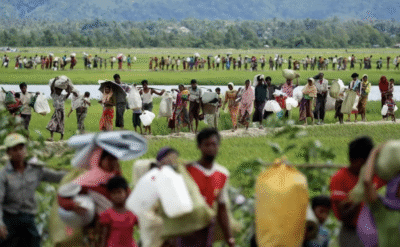 أعداد من الروهينجا خلال فرارهم من أراكان جراء الإبادة باتجاه حدود بنغلادش في 19-7-2017 (صورة: Reuters)