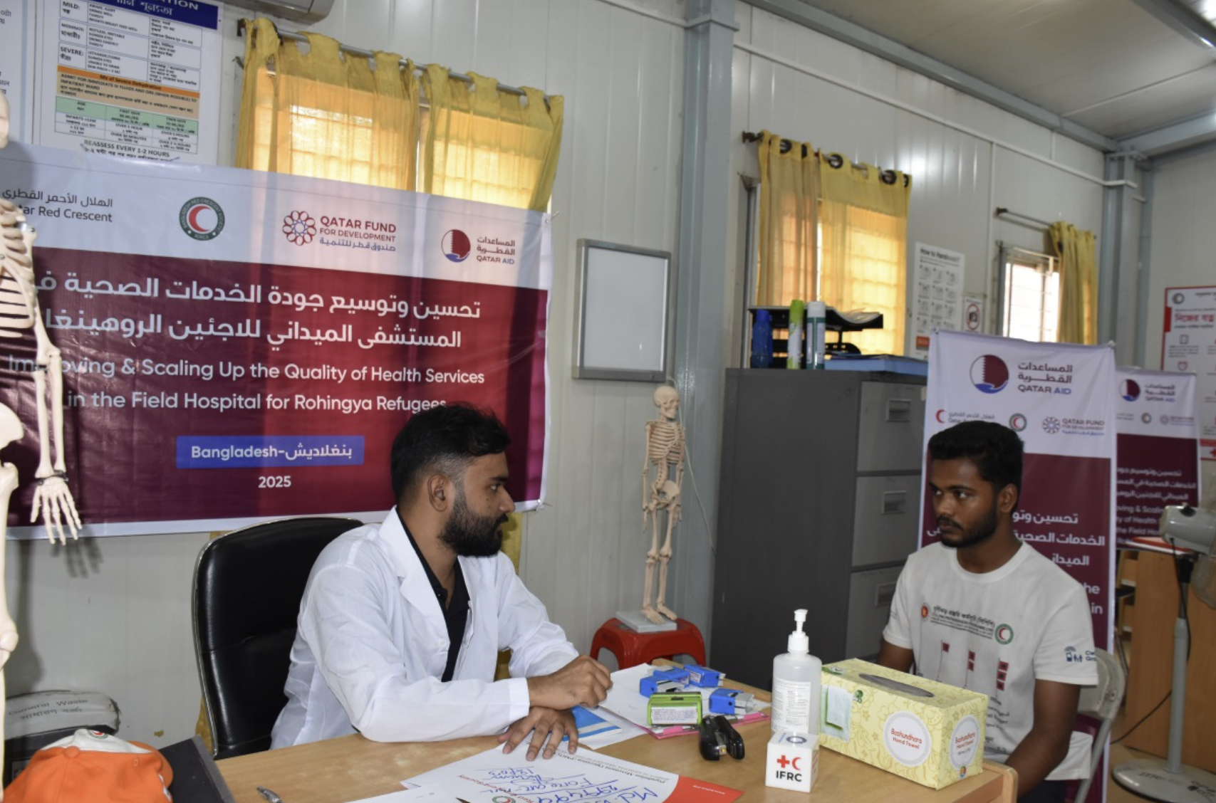 مسؤول صحي يقدم المشورة والرعاية لأحد لاجئي الروهينجا في مستشفى ببنغلادش (صورة: The Peninsula)