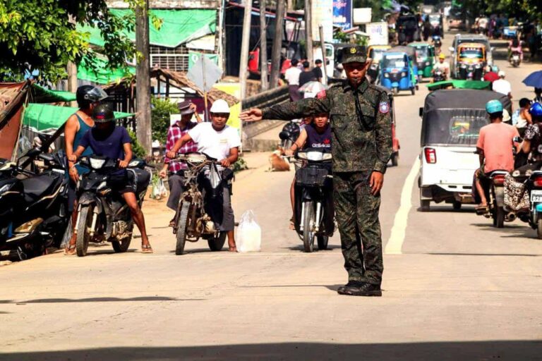 حركة المرور بأحد شوارع ولاية أراكان غربي ميانمار (صورة: مواقع التواصل الاجتماعي)