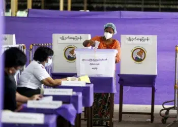 إحدى الناخبات أثناء الإدلاء بصوتها (صورة: أرشيفية من الإنترنت)