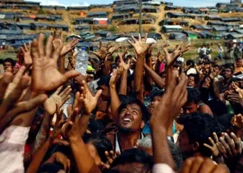 لاجئون من الروهينجا أثناء تلقي المساعدات في مخيمات بنغلادش (صورة: AFP)