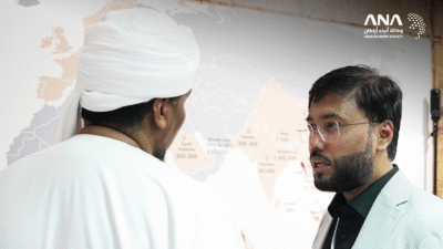 جمعية أراكان الإنسانية تعرّف بقضية الروهينجا في معرض الكتاب العربي بإسطنبول 2 المدير التنفيذي لجمعية أراكان الإنسانية سليم نور،يمين، خلال المشاركة بالمعرض (صورة: ANA)