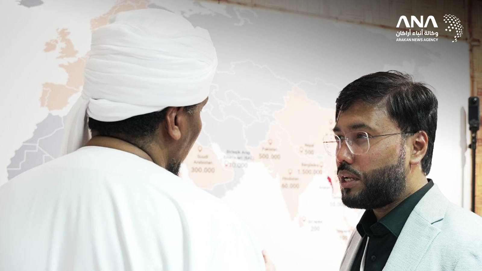 المدير التنفيذي لجمعية أراكان الإنسانية سليم نور،يمين، خلال المشاركة بالمعرض (صورة: ANA)