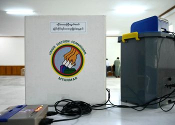 صورة لآلة تصويت خلال أول مؤتمر صحفي رئيسي للجنة الانتخابات الاتحادية في ميانمار في نايبيداو، 11 سبتمبر 2025 (صورة: AFP)
