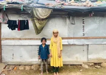 طفلتان من الروهينجا تعيشان في مخيم بالهند دون سند بعد اعتقال والديهما منذ سنوات (صورة: Religion Unplugged)