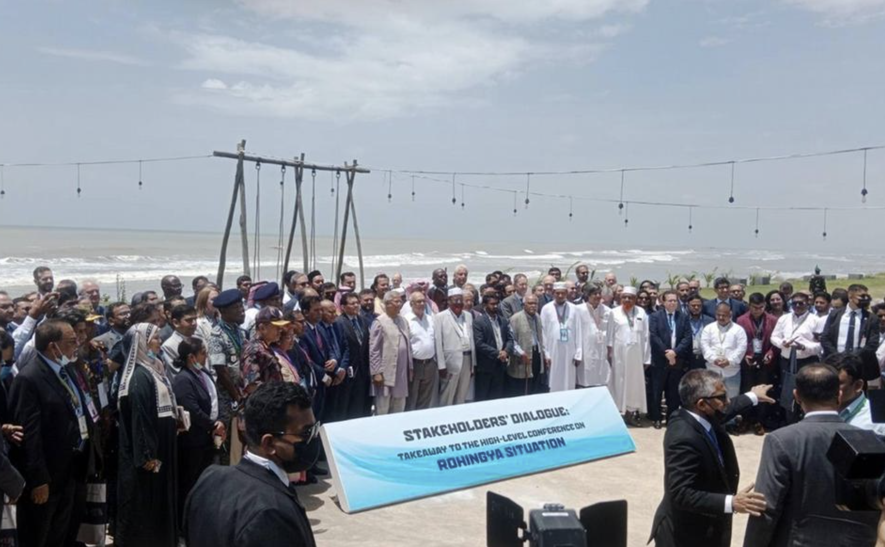 رئيس الحكومة البنغلادشية المؤقتة محمد يونس يتوسط حاضري المؤتمر في "كوكس بازار" (صورة: DW)