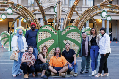 عدد من النشطاء والفنانين المشاركين في صناعة العمل الفني (صورة: City of Sydney)