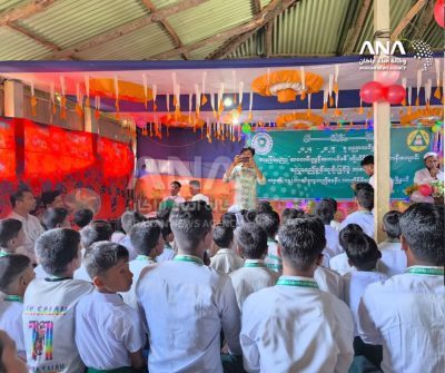 حفل جوائز لطلاب ومعلمي مدرسة ثانوية في مخيمات بنغلادش