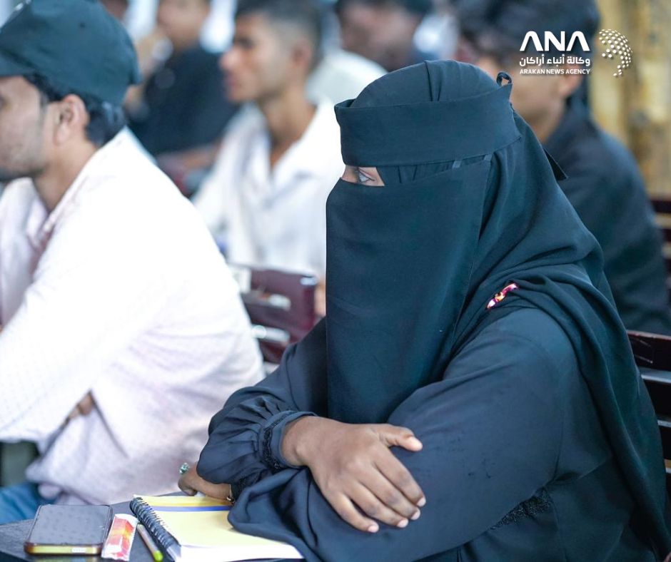 عدد من شباب وفتيات الروهينجا أثناء حضورهم ورشة الصحافة "استكشف اليوم لتحكي غداً" في كوكس بازار (صورة: ANA)