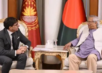 السفير الفرنسي في دكا خلال اجتماعه مع رئيس حكومة بنغلادش محمد يونس، 25 نوفمبر 2025 (صورة: CA`s press wing)