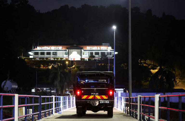 سيارة شرطة تحمل جثة ضحية بعد غرق قارب الروهينجا في المياه قرب الحدود التايلاندية الماليزية (صورة: REUTERS)