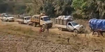 نقل بضائع عبر الطرق الحدودية إلى أراكان (صورة: Mizzima)