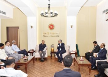 وزيرا الداخلية الباكستاني والبنغلاديشي يلتقيان في دكا (صورة: Home Ministry of Bangladesh)