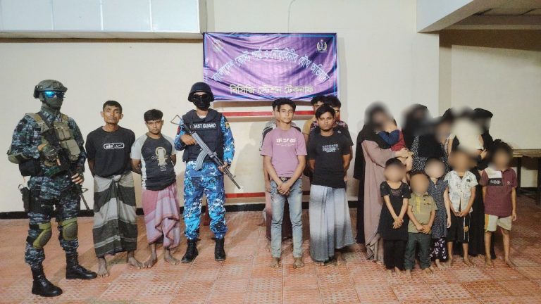 خفر السواحل البنغلادشي ينقذ 25 شخصاً بينهم روهينجا من مهربي البشر في تكناف