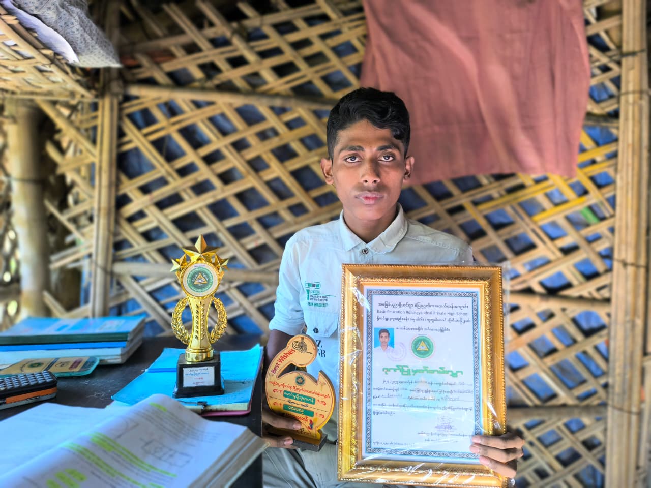 من مخيمات اللجوء إلى الصدارة: طالب روهينجا يتفوق على 70 مدرسة في كوكس بازار