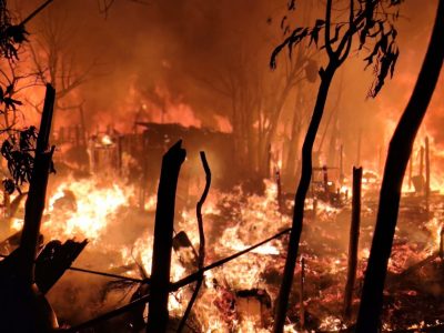 اندلاع حريق في مخيمات الروهينجا بكوكس بازار يدمّر عشرات المآوي ويشرّد عائلات