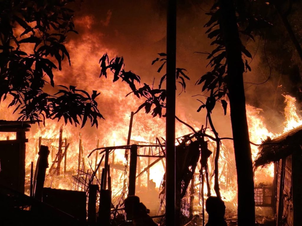 اندلاع حريق في مخيمات الروهينجا بكوكس بازار يدمّر عشرات المآوي ويشرّد عائلات