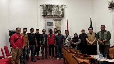 الروهينجا في إندونيسيا يقدّمون مساعدات عاجلة لمجتمعات مضيفة متضررة من الفيضانات