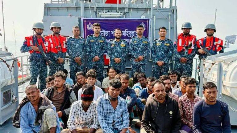 البحرية البنغلادشية تضبط زورقين وتعتقل 23 شخصاً بتهمة تهريب الأسمنت إلى أراكان