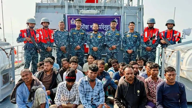 البحرية البنغلادشية تضبط زورقين وتعتقل 23 شخصاً بتهمة تهريب الأسمنت إلى أراكان