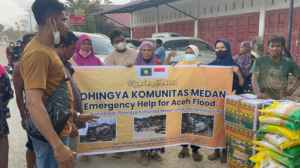لاجئو الروهينجا في إندونيسيا يقدّمون مساعدات عاجلة لمتضرري الفيضانات تعبيراً عن التضامن الإنساني