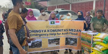 لاجئو الروهينجا في إندونيسيا يقدّمون مساعدات عاجلة لمتضرري الفيضانات تعبيراً عن التضامن الإنساني