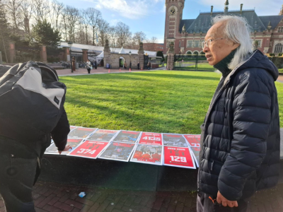 مواطنون من ميانمار يحتجون أمام محكمة العدل الدولية ضد وفد الجيش (صور) 1 مواطنون من ميانمار يحتجون أمام محكمة العدل الدولية ضد وفد الجيش (صور)