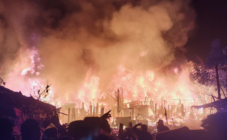 شاهد.. دمار واسع خلفه حريق هائل اندلع بمخيم 16 للاجئين الروهينجا