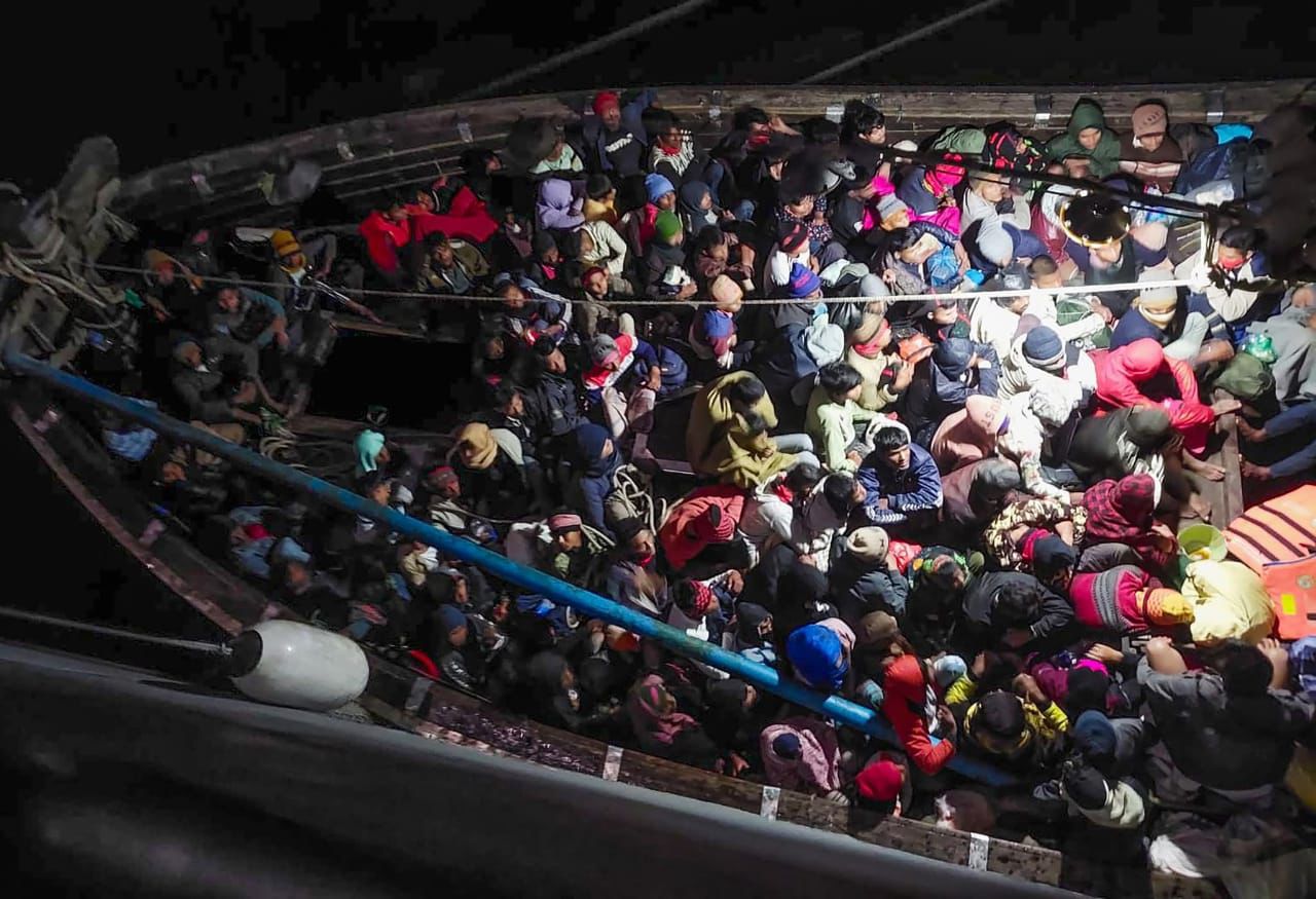 البحرية البنغلاديشية تعتقل 273 من الروهينجا أثناء محاولتهم الهجرة بحراً إلى ماليزيا