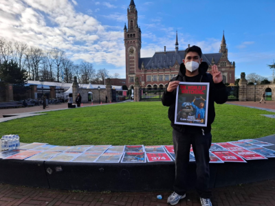 مواطنون من ميانمار يحتجون أمام محكمة العدل الدولية ضد وفد الجيش (صور) 2 مواطنون من ميانمار يحتجون أمام محكمة العدل الدولية ضد وفد الجيش (صور)