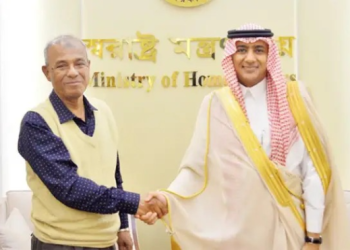 مستشار الشؤون الداخلية في بنغلادش الفريق المتقاعد محمد جهانجير عالم شودري يلتقي السفير السعودي الدكتور عبد الله جعفر بن أبية في وزارة الداخلية في دكا (صورة: Jago News 24)