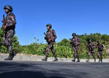 أفراد من حرس الحدود البنغلادشي خلال دوريات بالقرب من الحدود مع ميانمار (صورة: AFP)