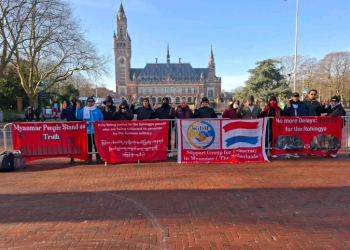 نشطاء من بورما في احتجاجات سلمية أمام محكمة العدل الدولية للمطالبة بالعدالة للروهينجا (صورة: مواقع التواصل)