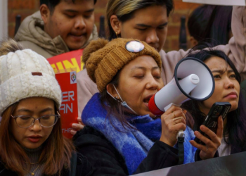 مواطنون من بورما يحتجون أمام السفارة الميانمارية في لندن تنديدا بعنف المجلس العسكري (صورة: Khit Thit Media)