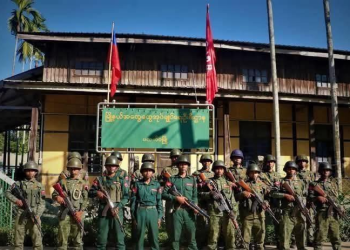 عناصر من ميليشيات أراكان البوذية في مدينة باليتوا (صورة: AA Desk Info)