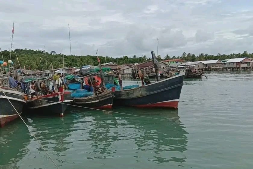 اعتقالات وإطلاق نار من البحرية الميانمارية يوقفان الصيد في سواحل أراكان