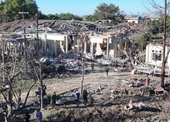 إنقاذ طفلة من تحت الأنقاض بعد 12 ساعة من غارة جوية لجيش ميانمار على نغابالي في ولاية أراكان