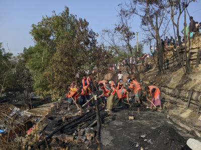 حريق ضخم يلتهم 43 مأوى ومرفقاً إنسانياً بمخيم للاجئي الروهينجا في بنغلاديش