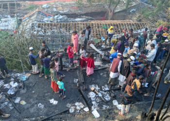 أثار الدمار جراء الحريق الذي اندلع بمخيم بالوخالي 11 في بنغلاديش (صورة: مواقع التواصل)