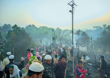 أثار الحريق الذي اندلع داخل مخيم 5 للاجئين الروهينجا في بنغلاديش (صورة: مواقع التواصل)