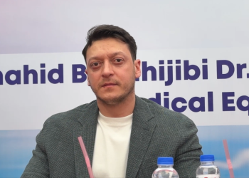 مسعود أوزيل يزور بنغلادش في مهمة إنسانية لدعم الروهينجا