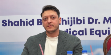 مسعود أوزيل يزور بنغلادش في مهمة إنسانية لدعم الروهينجا